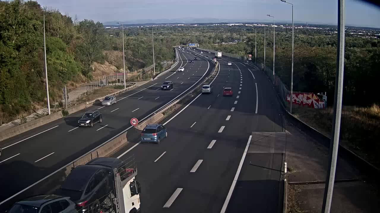 autoroute-a46-en-priphrie-de-lyon-nord-et-proximit-de-la-bifurcation-a46-a42-vue-oriente-vers-lyon-1788289006.jpg