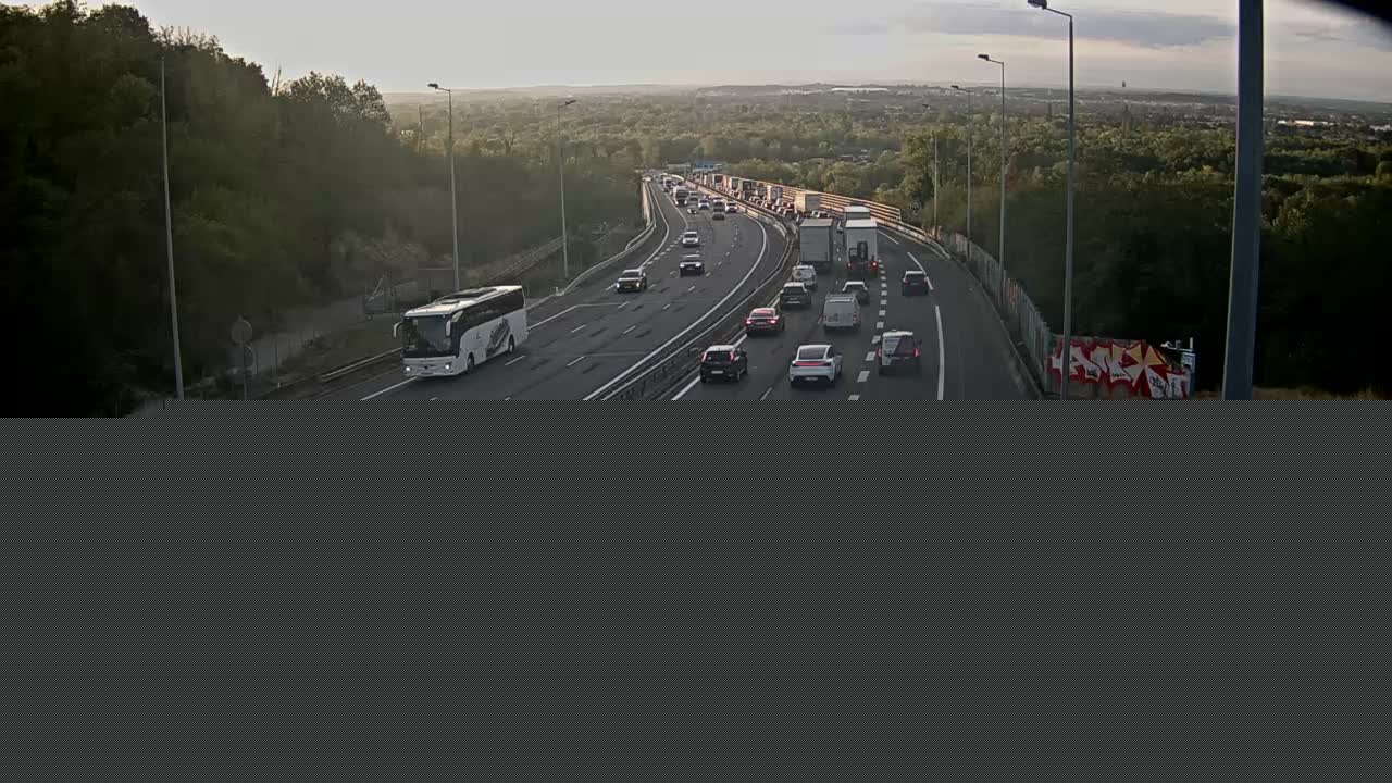 autoroute-a46-en-priphrie-de-lyon-nord-et-proximit-de-la-bifurcation-a46-a42-vue-oriente-vers-lyon-1788335873.jpg