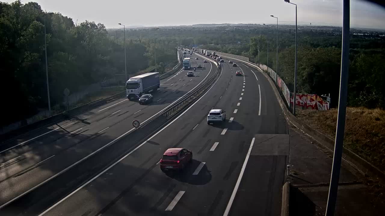 autoroute-a46-en-priphrie-de-lyon-nord-et-proximit-de-la-bifurcation-a46-a42-vue-oriente-vers-lyon-1788339450.jpg