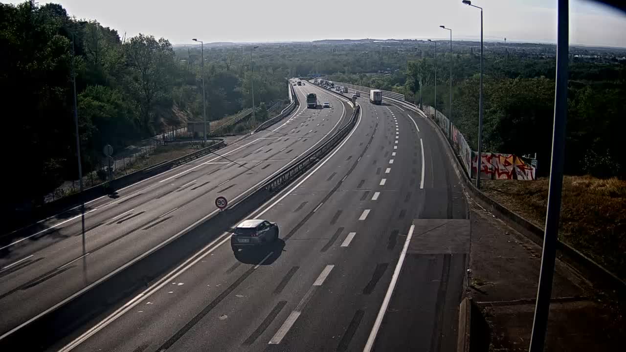 autoroute-a46-en-priphrie-de-lyon-nord-et-proximit-de-la-bifurcation-a46-a42-vue-oriente-vers-lyon-1788343009.jpg