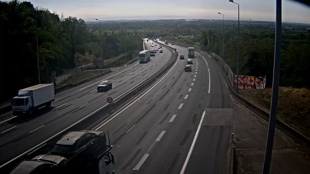 autoroute-a46-en-priphrie-de-lyon-nord-et-proximit-de-la-bifurcation-a46-a42-vue-oriente-vers-lyon-1788346483.jpg