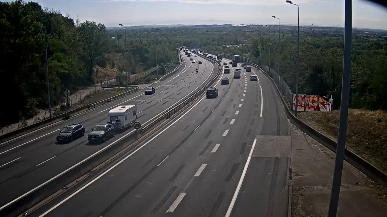 autoroute-a46-en-priphrie-de-lyon-nord-et-proximit-de-la-bifurcation-a46-a42-vue-oriente-vers-lyon-1788349892.jpg