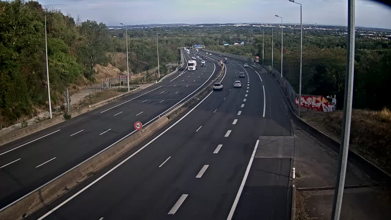 autoroute-a46-en-priphrie-de-lyon-nord-et-proximit-de-la-bifurcation-a46-a42-vue-oriente-vers-lyon-1788375482.jpg